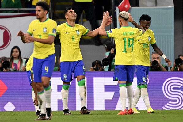 Brasil faz gol no fim, vence a Suíça e se garante nas oitavas da Copa do Mundo