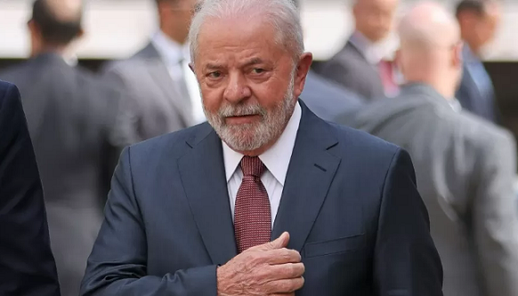 Lula tem alta após internação para retirada de lesão na laringe