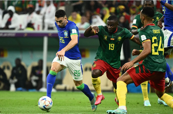 Brasil leva gol no fim e perde para Camarões, mas garante primeiro lugar do Grupo G