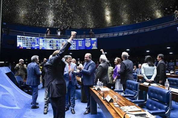 Em vitória de Lula, PEC é aprovada no Senado; veja como ficou o texto