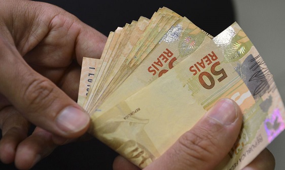 A partir de 1º de janeiro de 2023, o salário mínimo, que atualmente é de R$ 1.212, será de R$ 1.302.