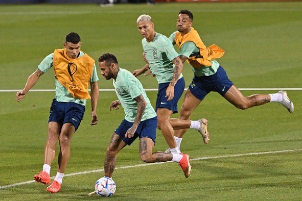 Com Neymar e Danilo, Seleção encerra preparação para enfrentar a Coreia do Sul; veja escalação