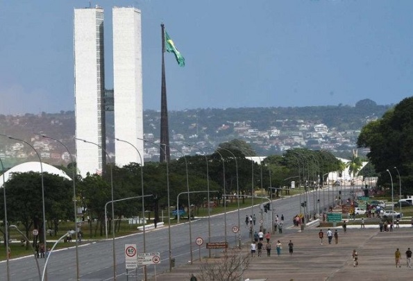 Bolsonaristas furam bloqueio e invadem Congresso, Planalto e STF