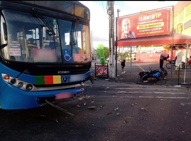 Motociclista invade semáforo e morre após colidir contra ônibus em Aracaju