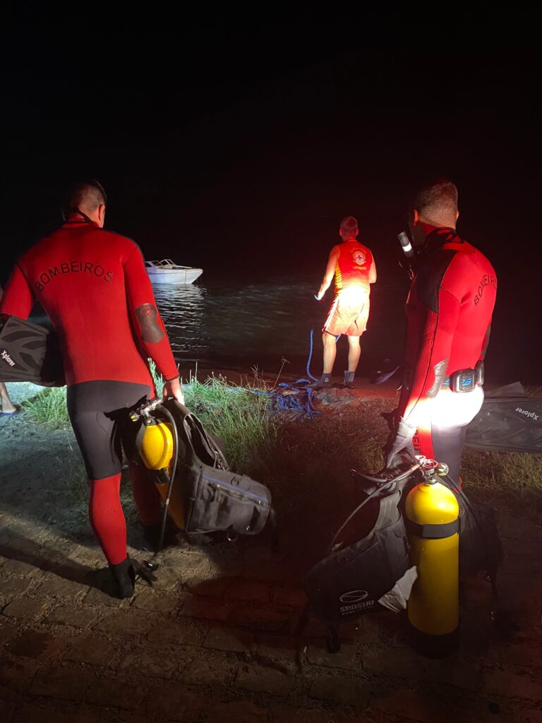 Mergulhadores do Corpo de Bombeiros atuam em resgate de veículo que submergiu ao tentar retirar lancha de rio