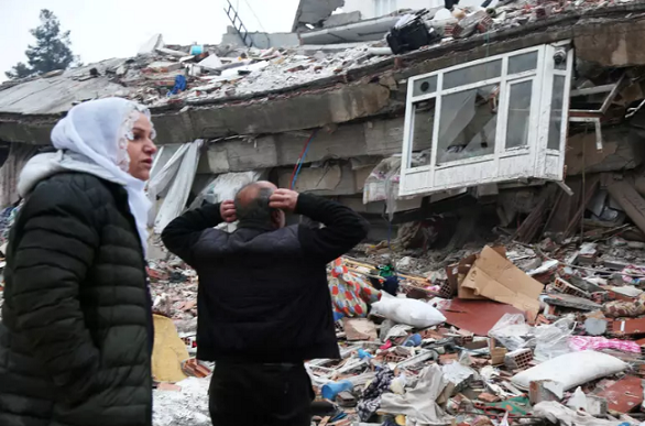 Terremoto de magnitude 7,8 deixa mais de 2 mil mortos na Turquia e na Síria; time de vôlei estava em prédio que desabou