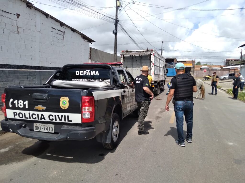 Seis pessoas são presas por suspeita de roubos de veículos após falsas denúncias na Grande Aracaju
