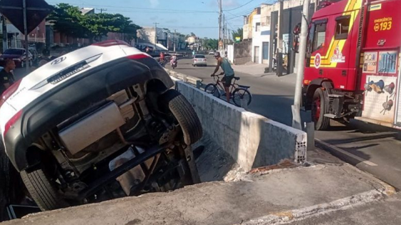 Após colisão, carro cai em canal e deixa motorista ferido na Região Central de Aracaju