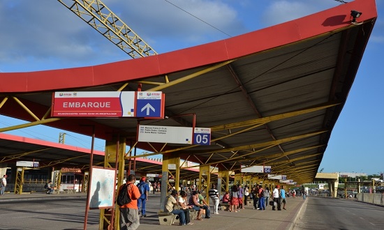 Sergipano esfaqueado durante ataque contra turistas na Holanda desembarca em Aracaju