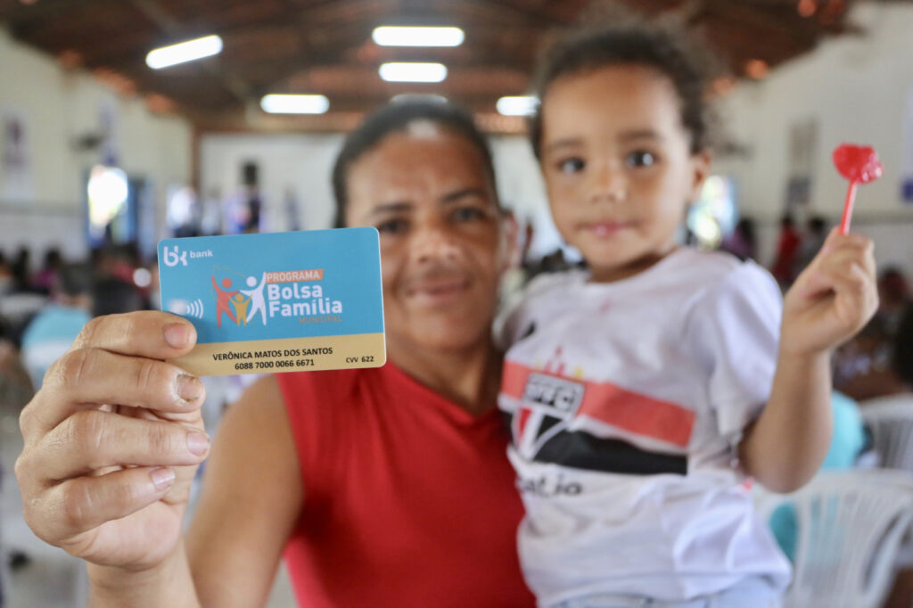 Prefeitura de São Cristóvão entrega cartões do Bolsa Família Municipal para famílias em situação de extrema pobreza