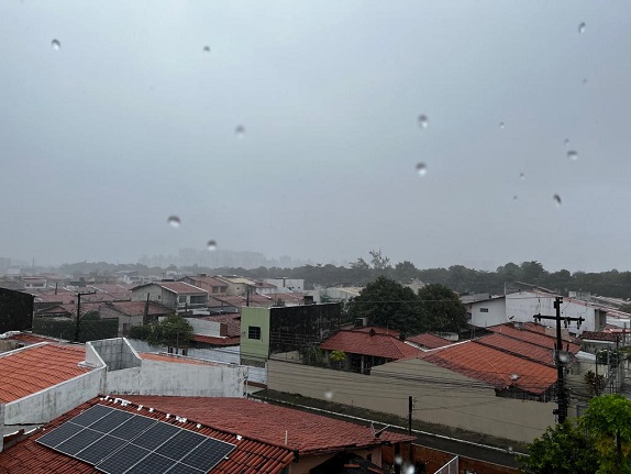 Tempo nublado com possibilidade de chuva em Aracaju