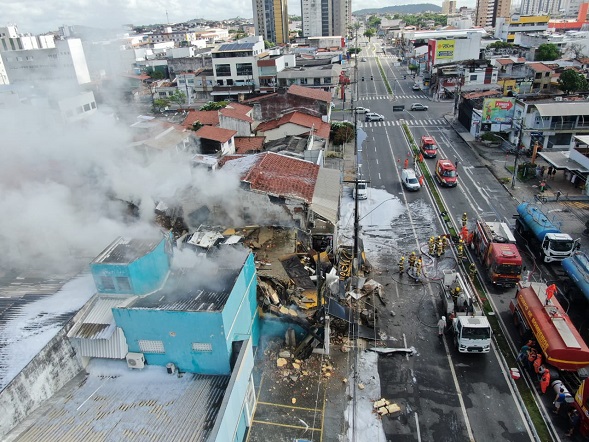 Corpo de Bombeiros combate incêndio de grandes proporções em loja de eletrônicos em Aracaju