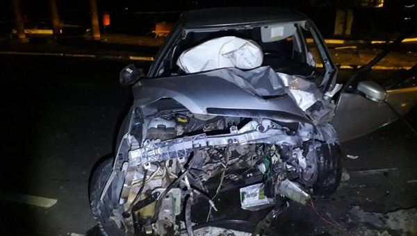 Condutor morre após acidente e ser arremessado para fora do carro na Avenida Ivo do Prado