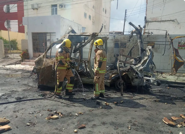 Ambulância pega fogo e explode no Conjunto Augusto Franco, em Aracaju