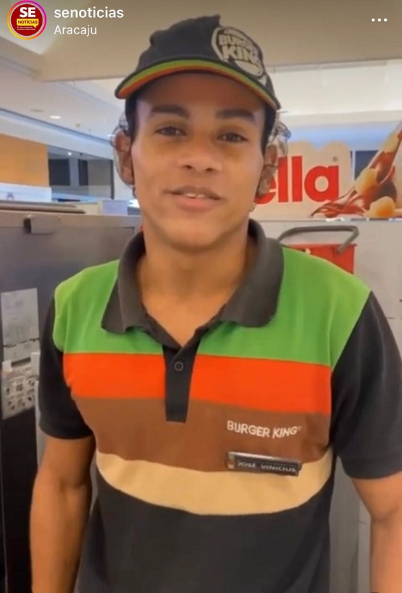 Funcionário do Burger King diz ter urinado na roupa por não poder deixar quiosque; assista
