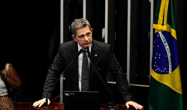 Senador dispara: “servidores públicos sergipanos vivem momento de grande frustração e total abandono”