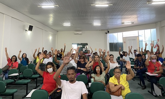 Professores da rede municipal de Aracaju paralisam aulas e pedem pagamento do piso