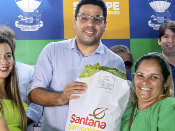 Governo entrega mais de 19 toneladas de sementes de milho a pequenos produtores sergipanos