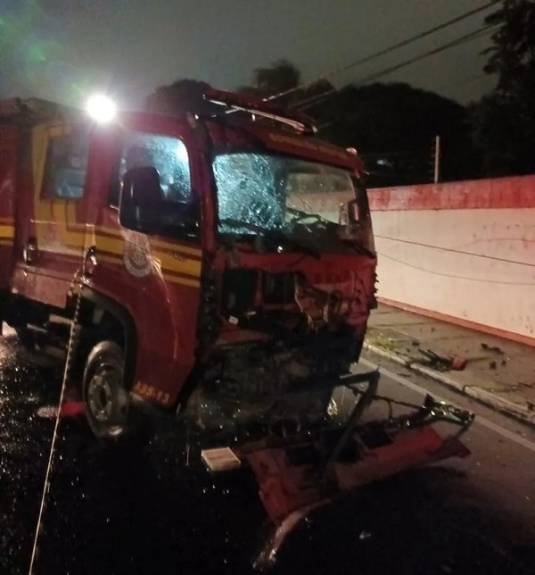 Acidente entre caminhão do Corpo de Bombeiros e carro deixa duas pessoas feridas na Zona Sul de Aracaju