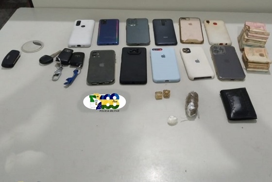 Seis suspeitos de invadir pousada são presos com drogas, celulares e mais de R$ 12 mil em Aracaju