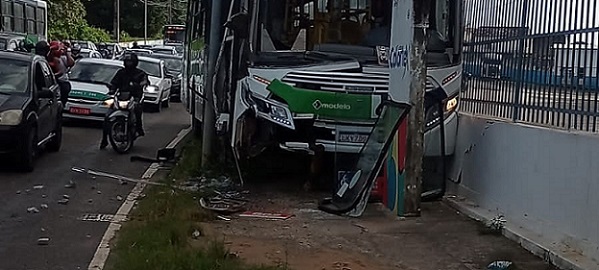 Ônibus do transporte coletivo perde controle e bate contra poste na Zona Norte de Aracaju