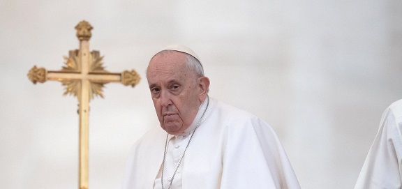 Papa Francisco precisou de auxílio na respiração mas está bem e progredindo normalmente