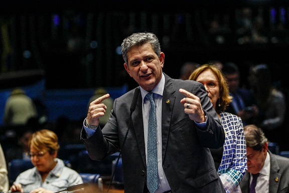 Após placar de 3x1 a favor da inelegibilidade de Bolsonaro, o TSE suspende sessão; julgamento continua amanhã