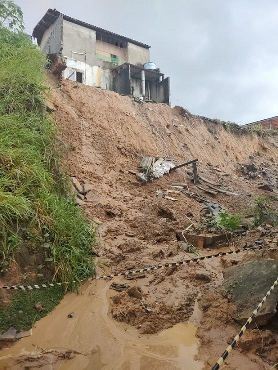 Deslizamento de encosta atinge 3 três casas e bloco de 16 aptos, em São Cristóvão