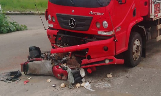 Motociclista fica ferido após colidir com caminhão na Região Sul de Sergipe