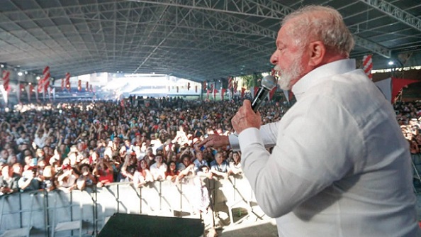 Salário mínimo irá aumentar acima da inflação anualmente, afirma Lula.