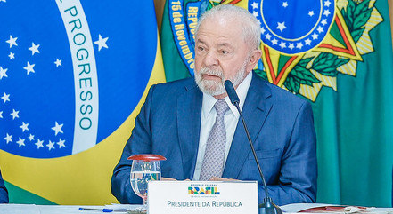 Presidente Lula recebe alta e deixa hospital depois de 3 dias internado.
