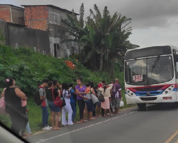 Caos: ônibus que faz a linha São Cristóvão quebra e revolta passageiros