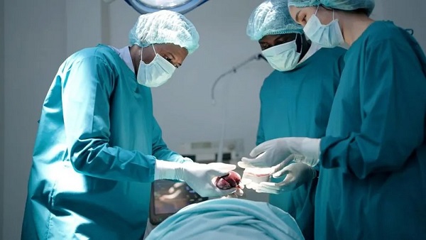 Faustão passa por transplante cardíaco; procedimento foi realizado 'com sucesso', diz hospital
