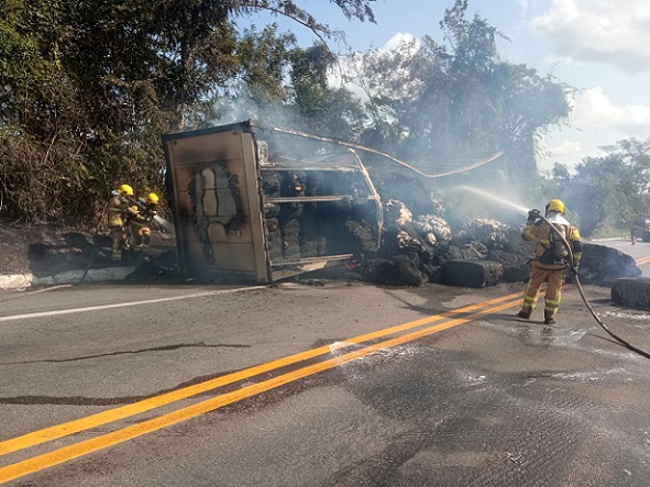 Corpo de Bombeiros combate incêndio em caminhão carregado de algodão na BR-101