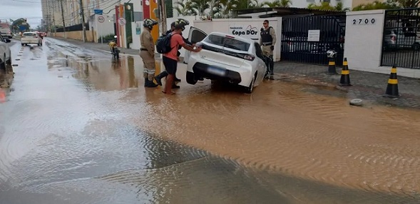 Após tubulação romper, carro cai dentro de buraco e moradores ficam sem água em Aracaju