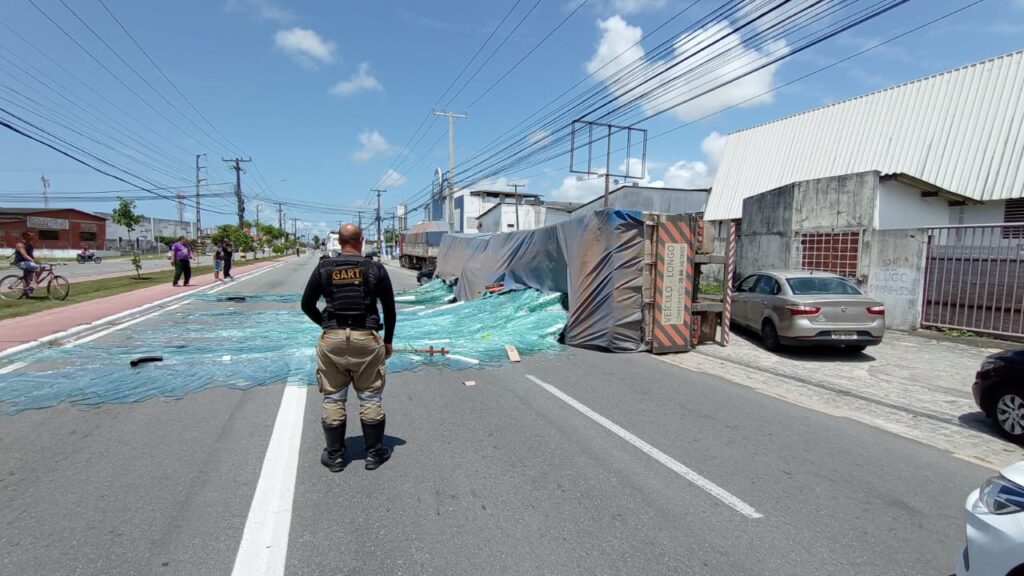 Caminhão carregado com vidros tomba após chão ceder em Aracaju