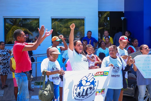 Moradores da Barra dos Coqueiros fazem manifestação cobrando aprovação de projetos sociais