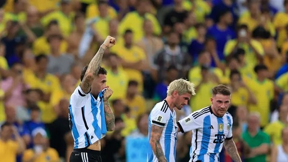 Brasil perde para a Argentina em noite de confusão no Maracanã