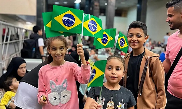 Brasileiros que estavam em Gaza chegam ao Brasil nesta segunda-feira