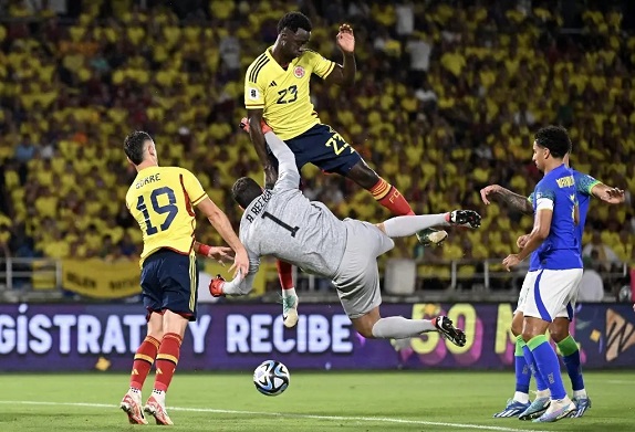 Brasil toma virada da Colômbia e perde a segunda seguida pelas Eliminatórias