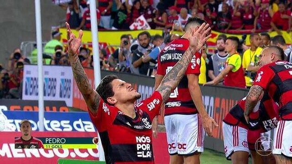 Flamengo vence Palmeiras com autoridade e diminui diferença para o topo da tabela