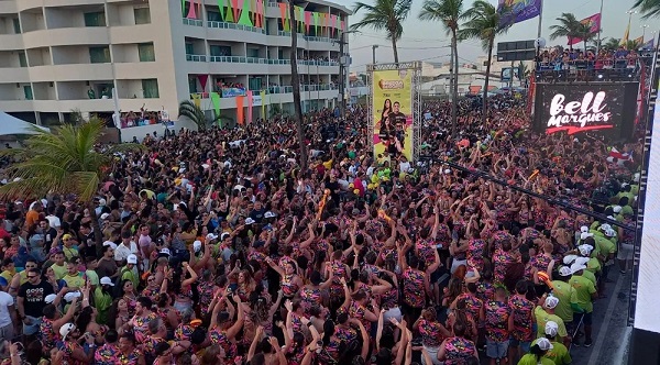 Saulo, Bell Marques, Léo Santana e Ivete Sangalo arrastam milhares de foliões no segundo dia de Pré-Caju