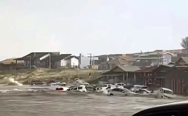 Tsunami meteorológico arrasta carros em praia de Santa Catarina; assista