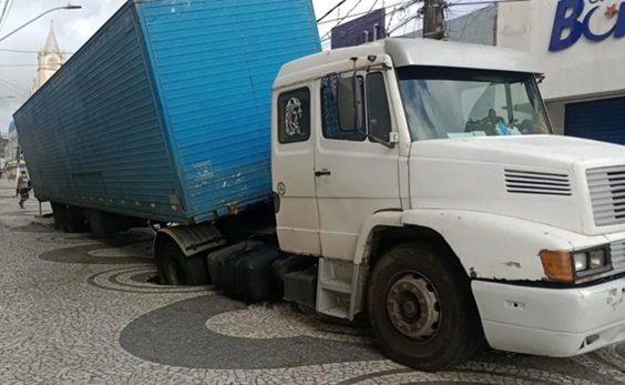 Motorista embriagado erra caminho e afunda carreta no calçadão do Centro de Aracaju