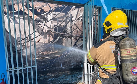 Incêndio atinge loja anexa a supermercado na Zona Norte de Aracaju