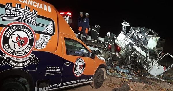 Grave acidente entre caminhão e ônibus deixa 25 mortos na BR-324, na Bahia