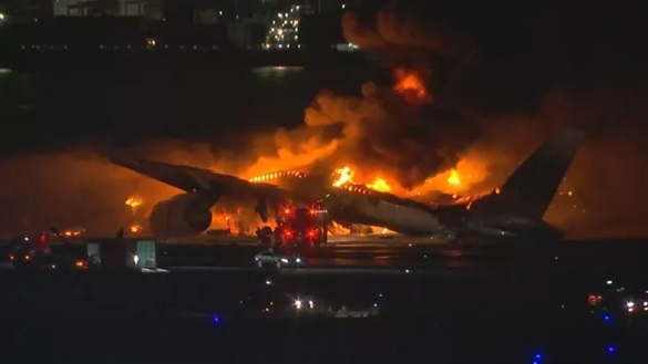 Avião pega fogo no Japão; companhia diz que retirou todas as 379 pessoas que estavam a bordo