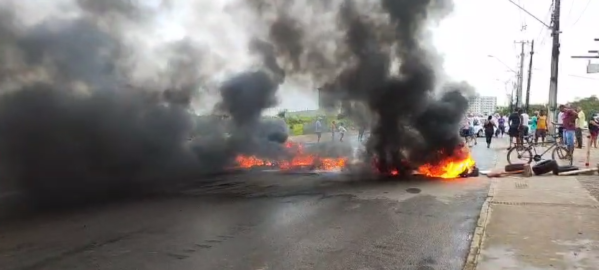 Manifestantes bloqueiam avenida com pneus queimados em Aracaju