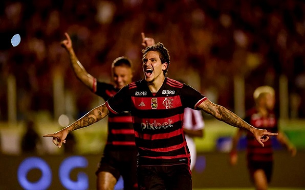 Com três gols de Pedro, Flamengo vence o Bangu e assume liderança do Carioca