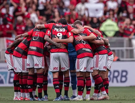 Torcida recebe Flamengo com festa em Aracaju